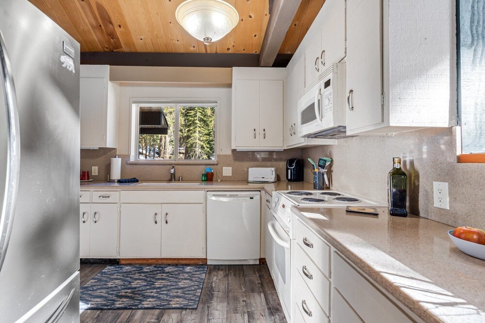 Awesome House Above The Lake/pets Welcome 2 Bedroom Home by Bear Valley Vacation Rentals