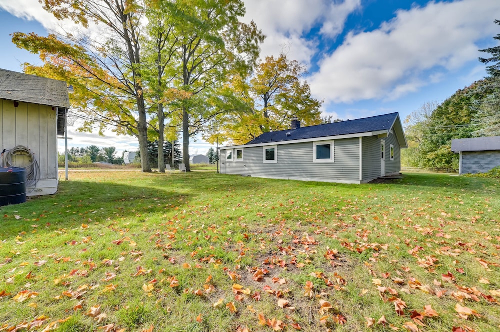 Cozy Harbor Springs Vacation Rental, 13 Mi to Town view 4
