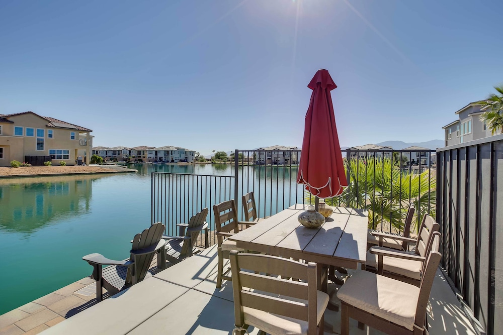 Lakefront Indio Villa: Private Pool & On-site Golf view 4