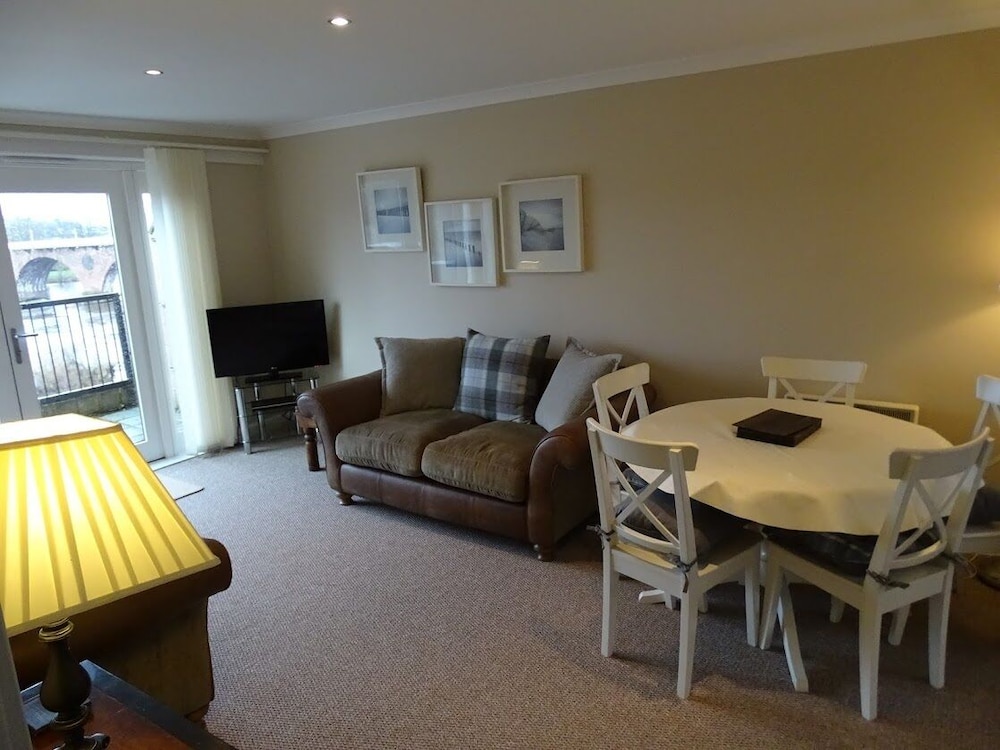 Tay Pearls - Tay Chambers Apartment view 4