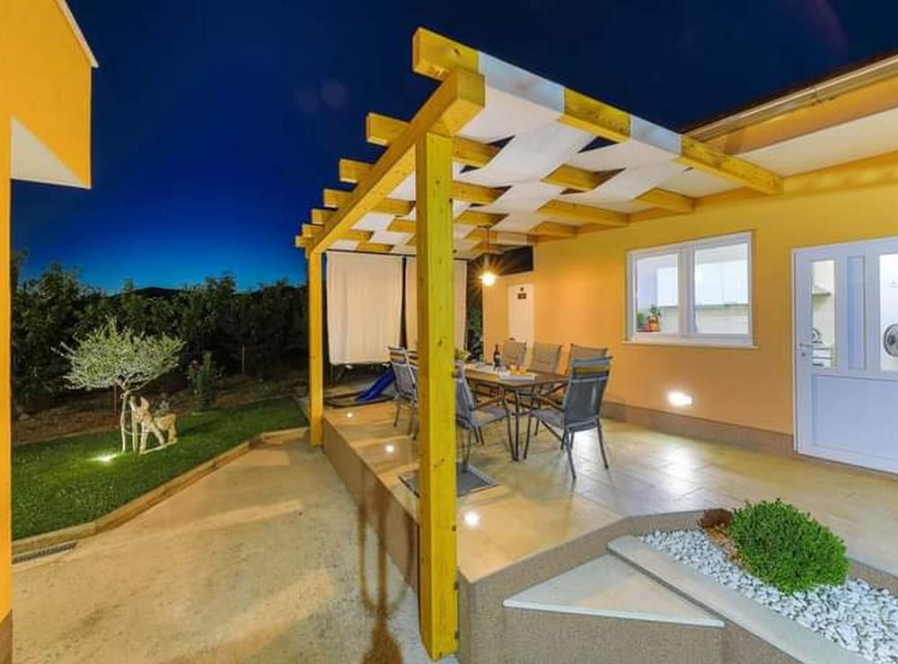 Kastel Luksic Scenic Villa With Pool