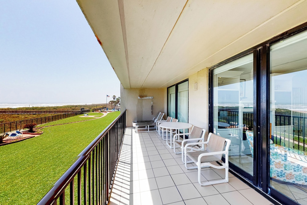 Corner 3BR w/ Gulf Views, Pools, Hot Tub, Sauna