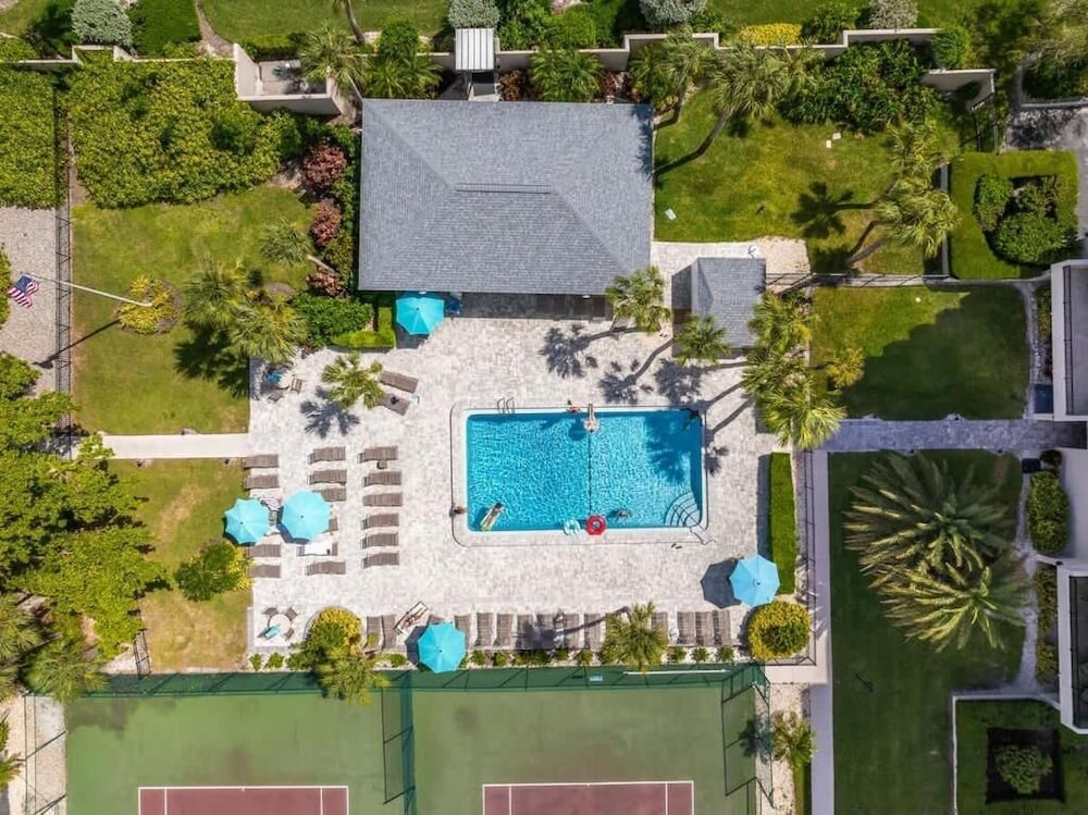 Coastal Lakehouse Condo on Siesta Key Public Beach