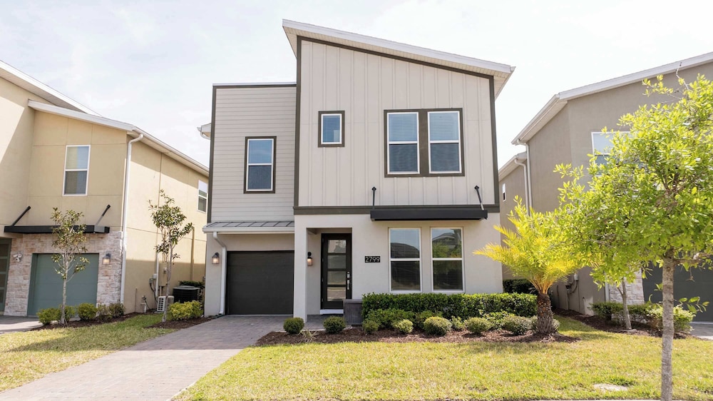 Stunning Game Room & Pool Jacuzzi Storey Lake 2799
