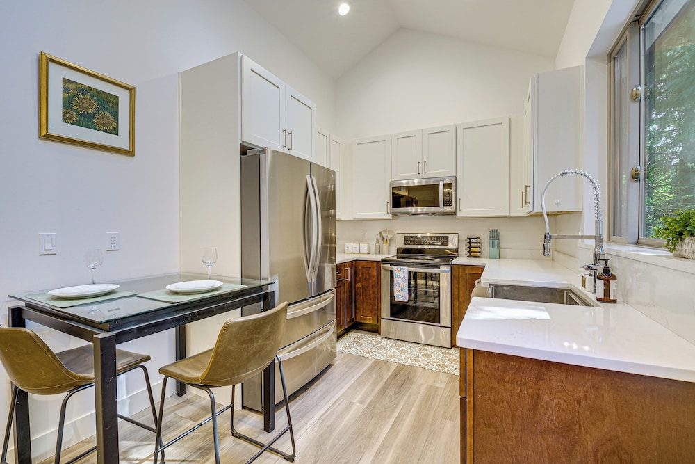 Wfh-friendly Gem w/ Creek: 4 Mi to Sammamish Trail