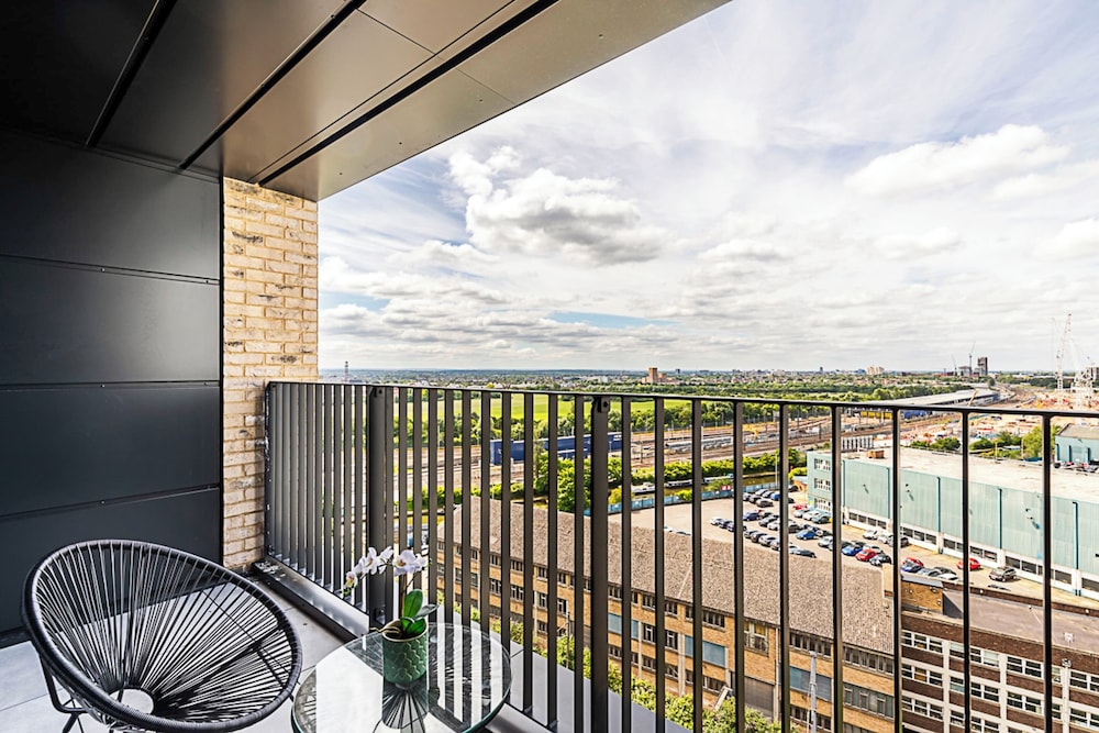 Sky-High Studio with Stunning Views