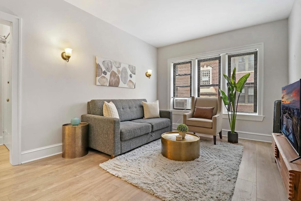 Spacious 2BR Near Dining - Touhy 1S photo 2
