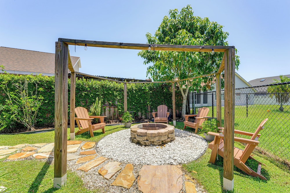 Hot Tub & Movie Theater: Family Oasis in Kissimmee