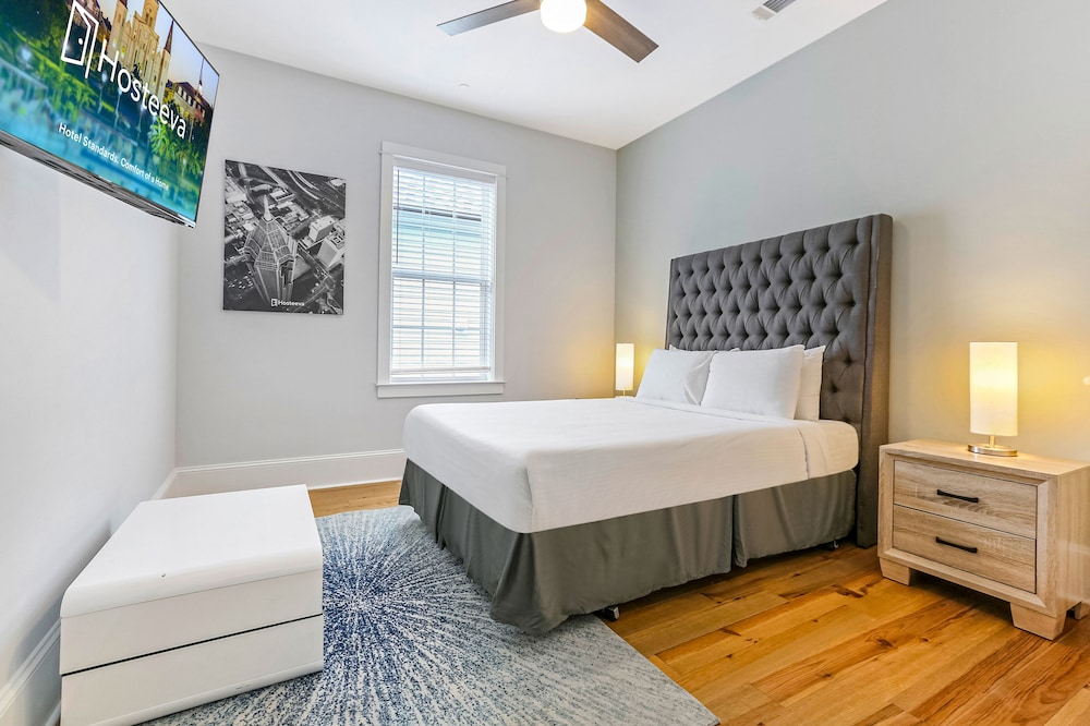 Chic 4 BR Condo - Large Pool - Perfect Location - Image 3