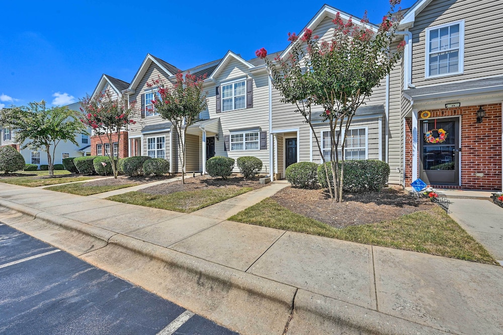 Hotel Cozy Greensboro Townhome ~ 7 Mi to UNC Campus - Image 1