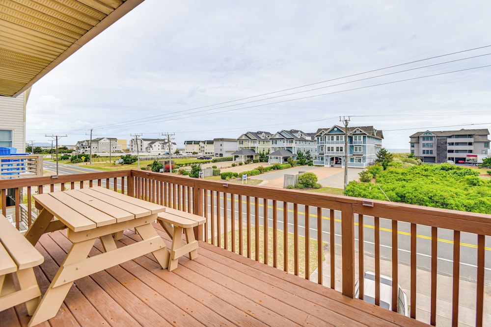 Walk to Beach + Restaurants: Outer Banks Retreat