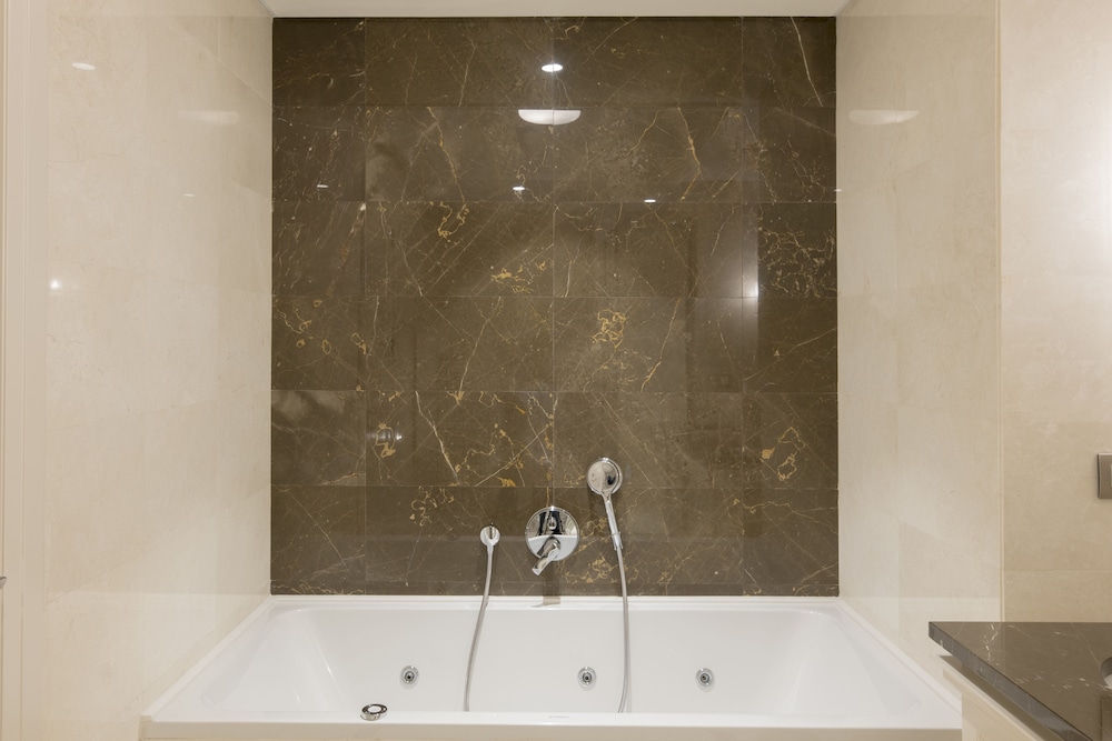 Ist flats Serviced Apartments - EMAAR SQ