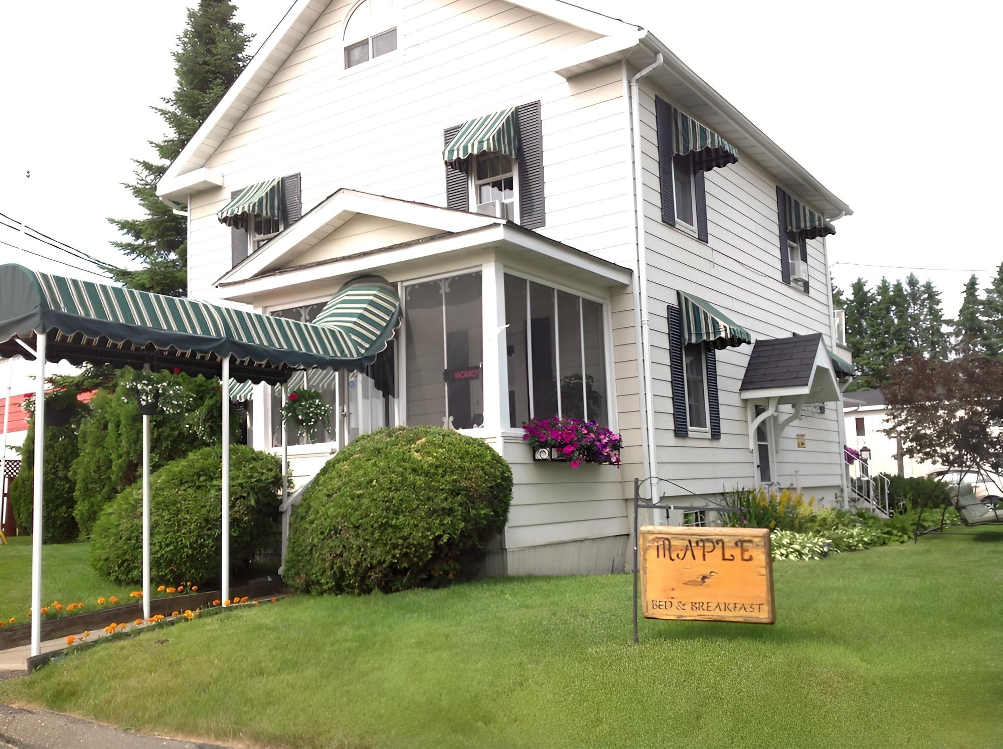 Maple Tourist Home Bed & Breakfast