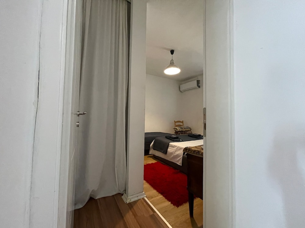 Flora - Modern Rooftop Apartment With Balcony
