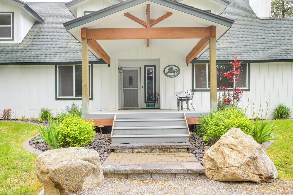 10 Mi to Silverwood: Secluded Getaway! view 3