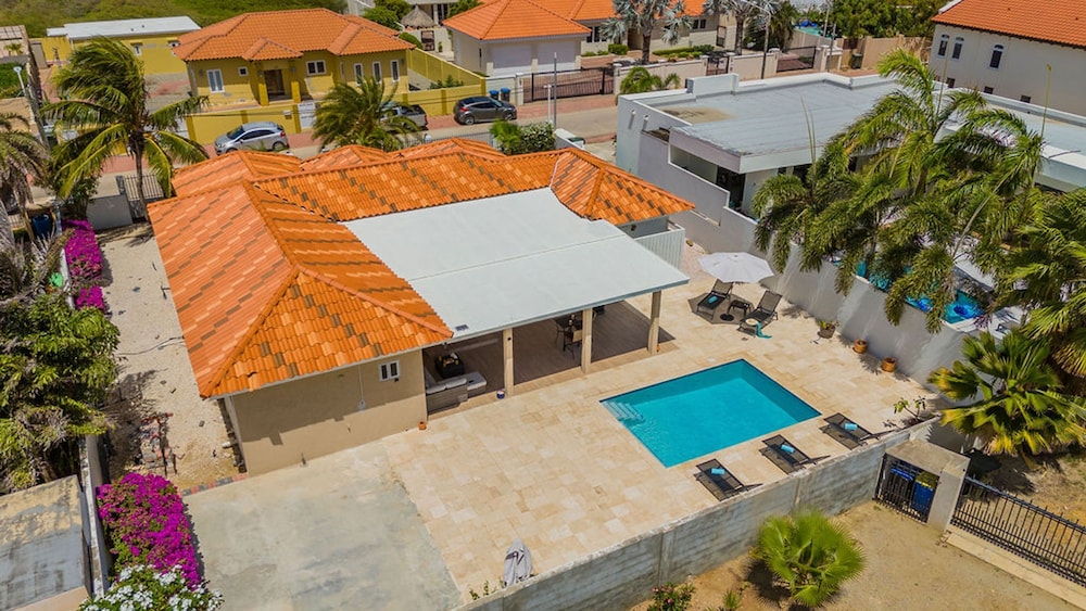 High-end Pool Getaway Upscale 5 Location BBQ