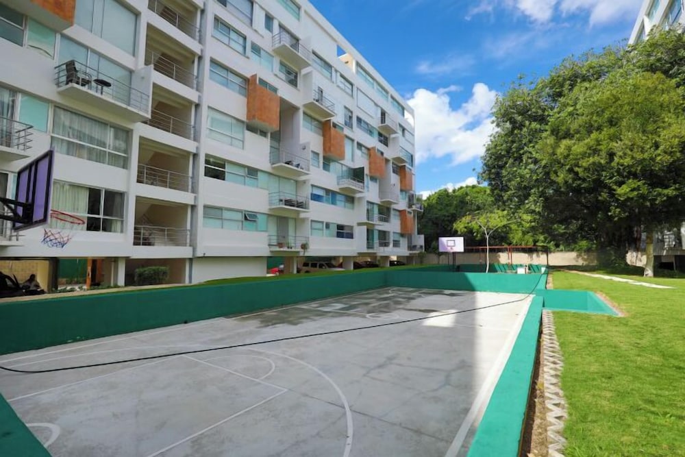 Spacious Condo with Gym & Pool Cancun