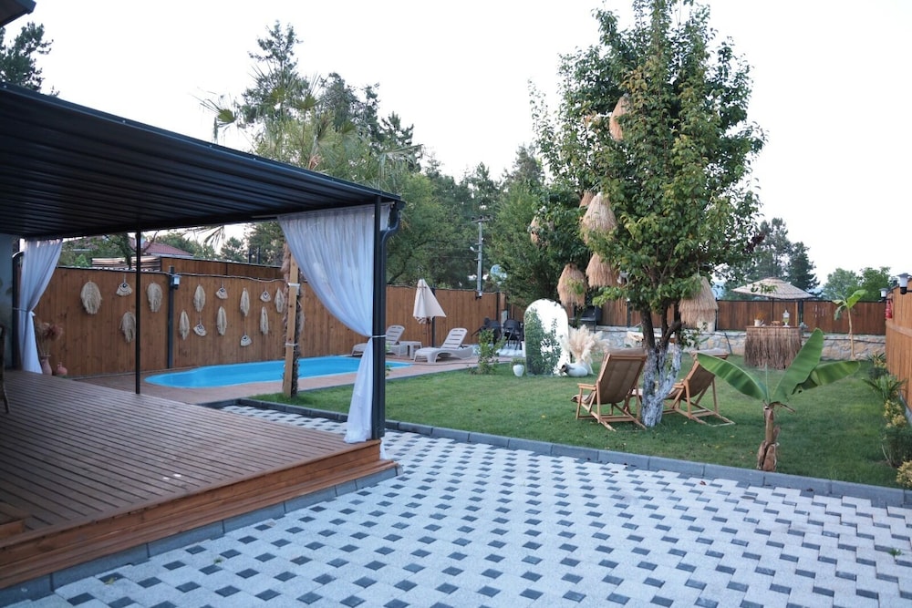 The Jungle Bungalov
