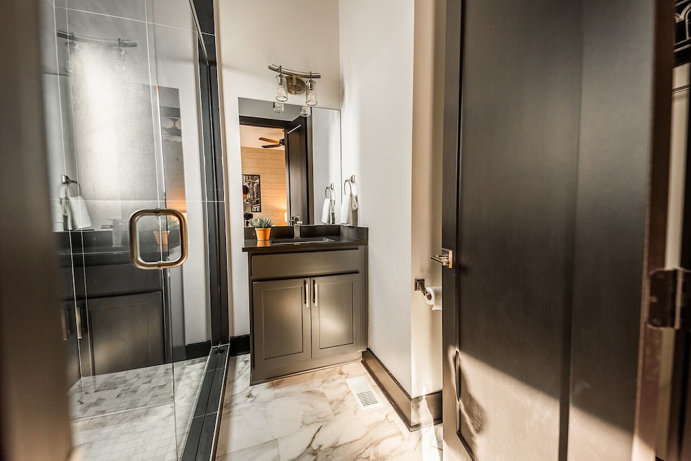 Heart of Gulch - 4 Min to Broadway - Designer Home