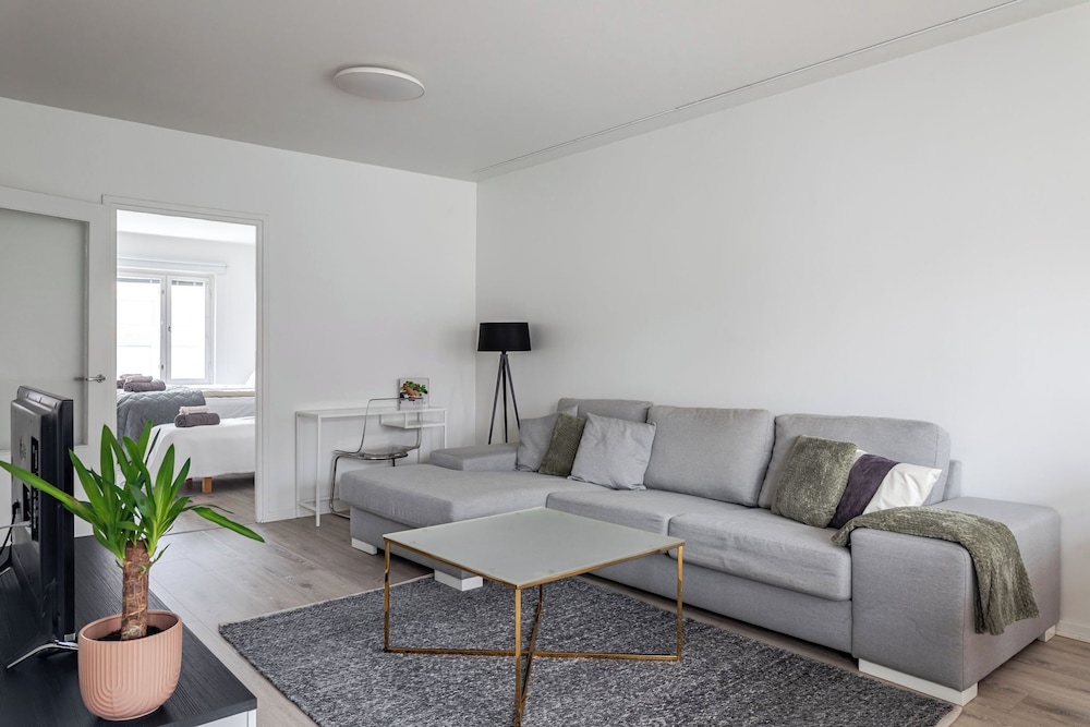 2BR Apt near Center with Free Parking