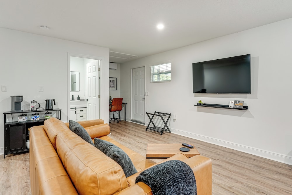 Stylish Lakeland Studio w/ Workspace