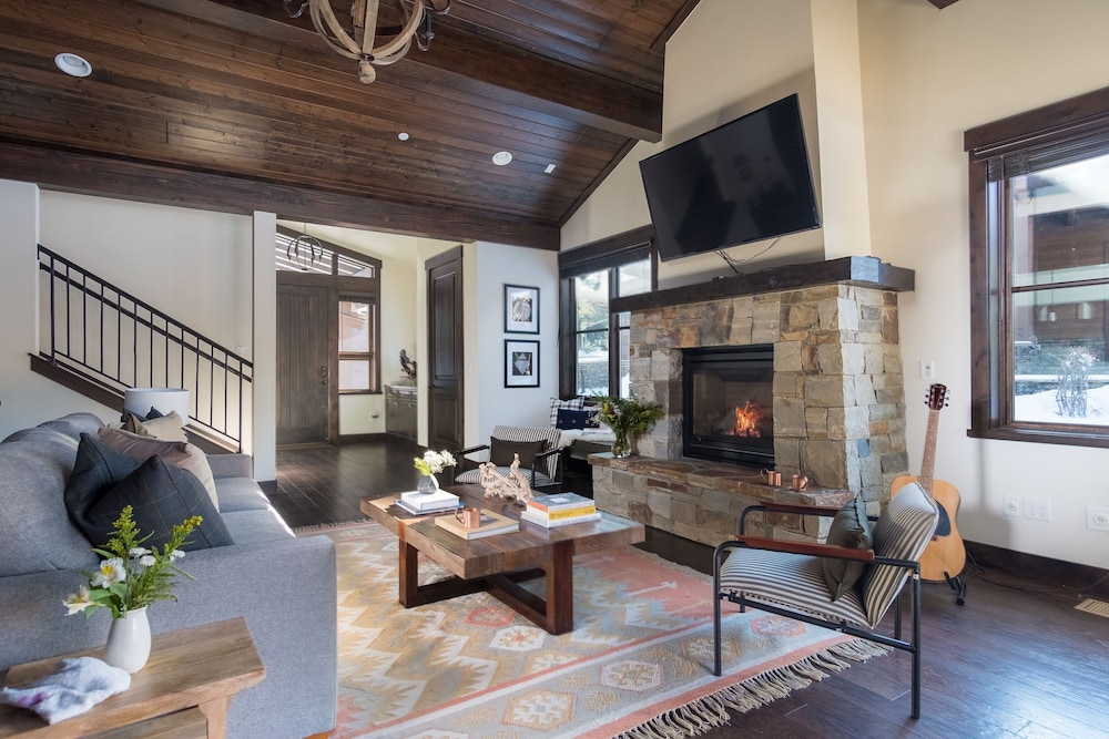 Maple by Avantstay Modern Mountain Home w Cozy Fire Pit 15 Mins frm Northstar