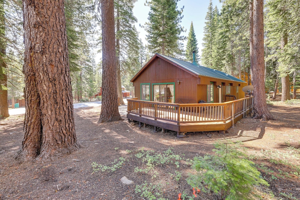 Quiet Truckee Retreat w/ Deck, 5 Mi to Donner Lake