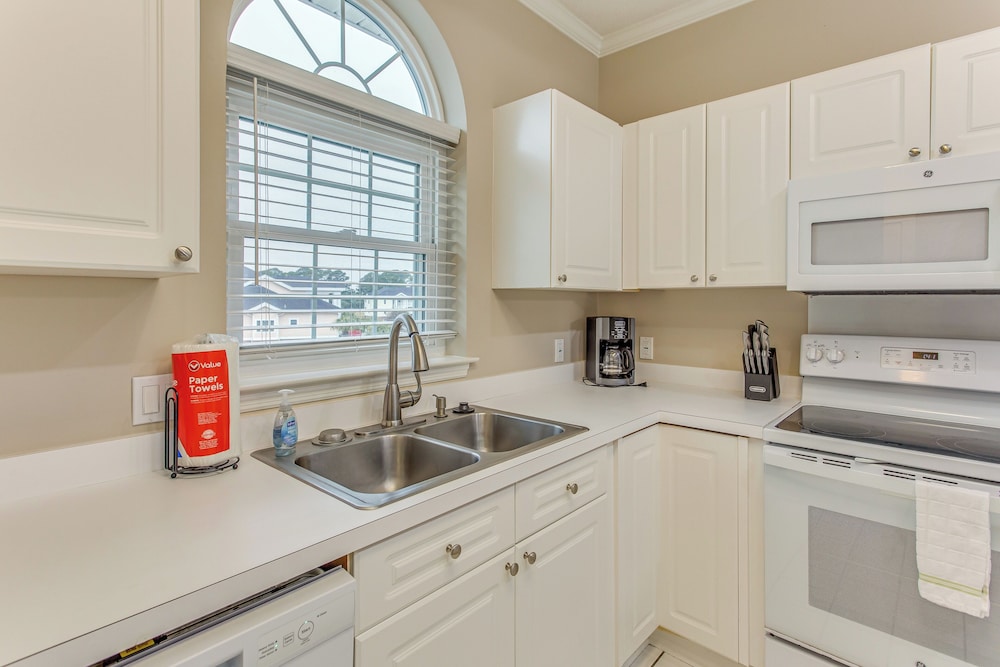 2 Mi to Ocean: Myrtle Beach Condo w/ Balcony