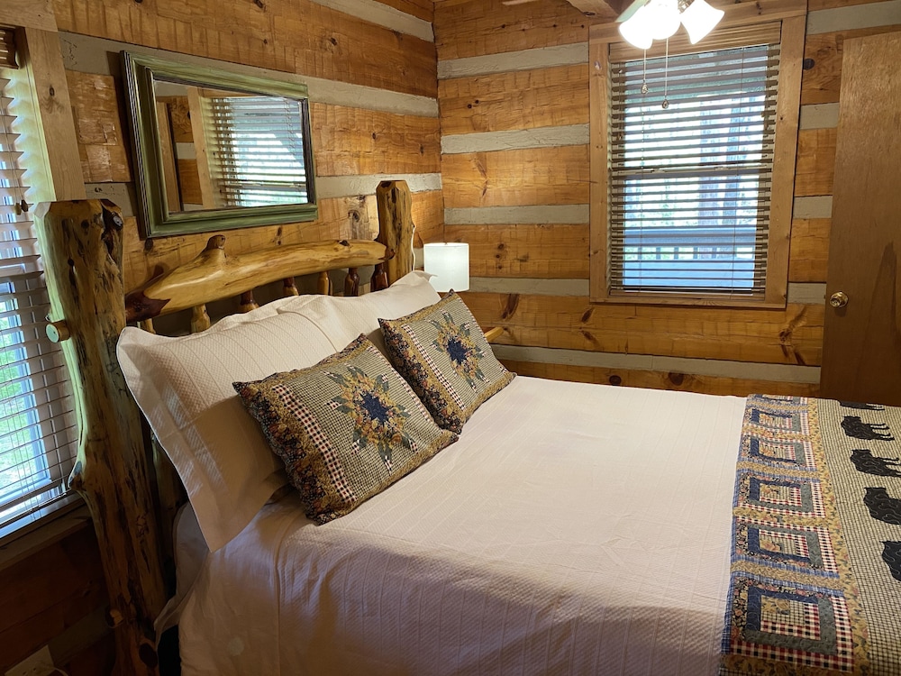 Sweet - 2 Bedrooms, 2 Baths, Sleeps 6 Cabin by RedAwning