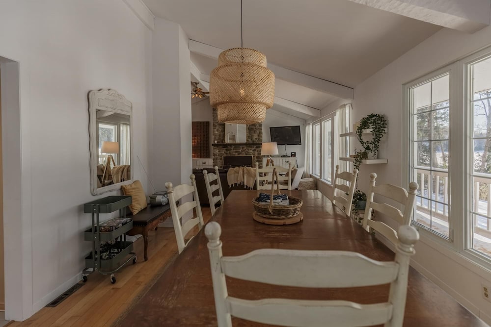 The Otter Lakehouse - Beautiful Cottage on the Lake With Lake Sports Included