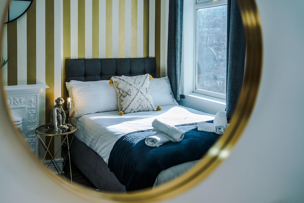 R&R Character Victorian 4-Bedroom Home view 4