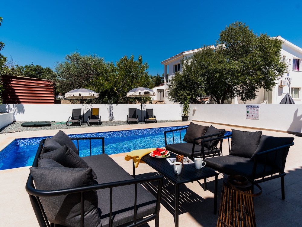 Sanders White Mountains - Modern Villa With Pool