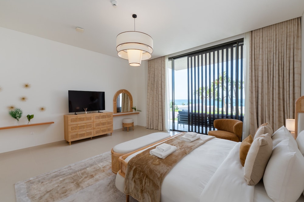Luxe 4BR Villa Private Pool Beach Al Zorah