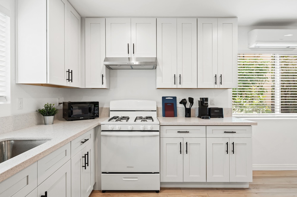 Modern Home Near Pasadena Garage Full Kitchen