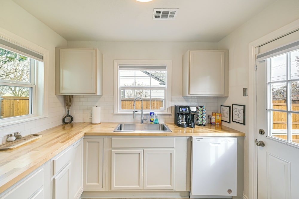 Walk to Cowboys Games: Arlington Home w/ Yard!