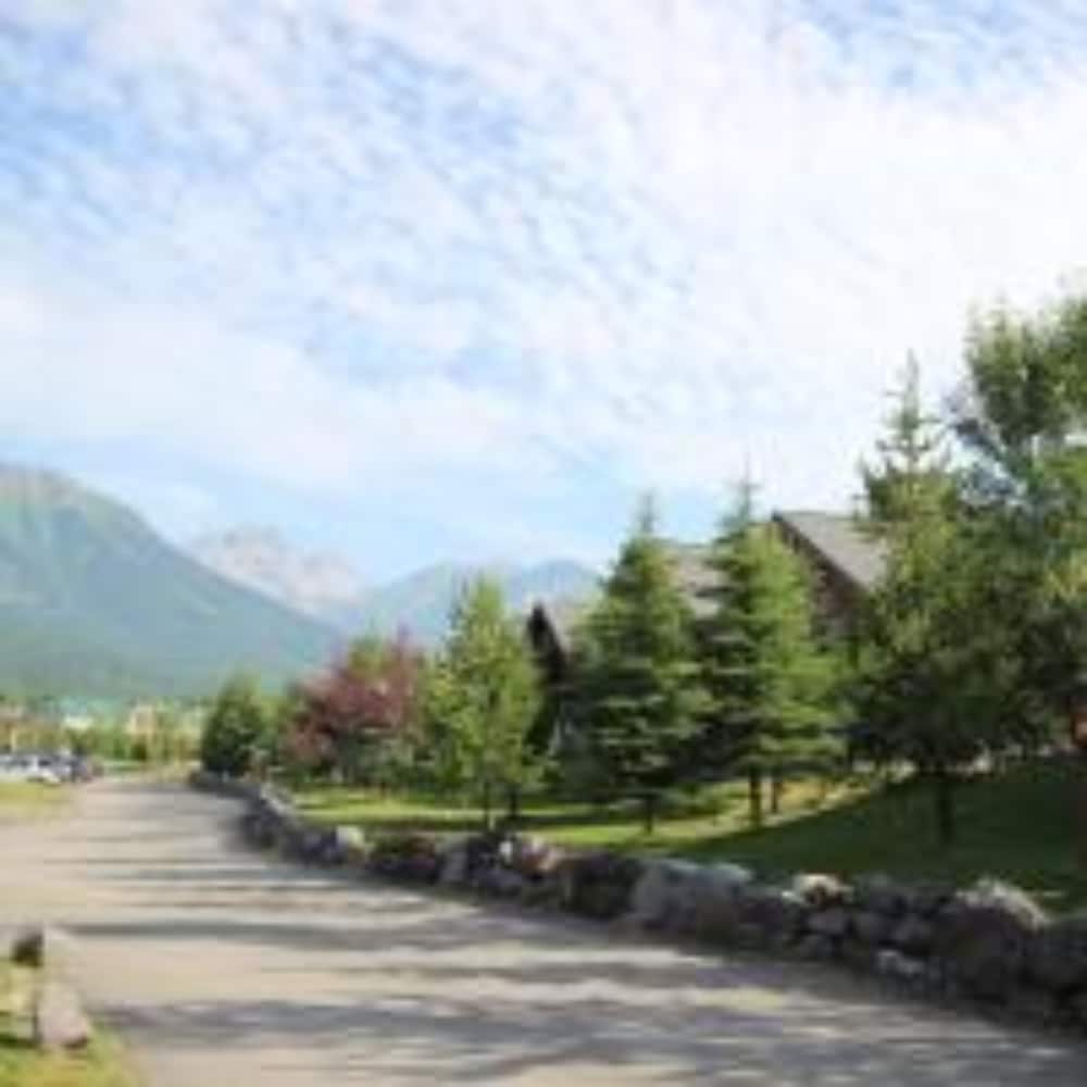 Pinnacle Ridge Chalets by Fernie Lodging