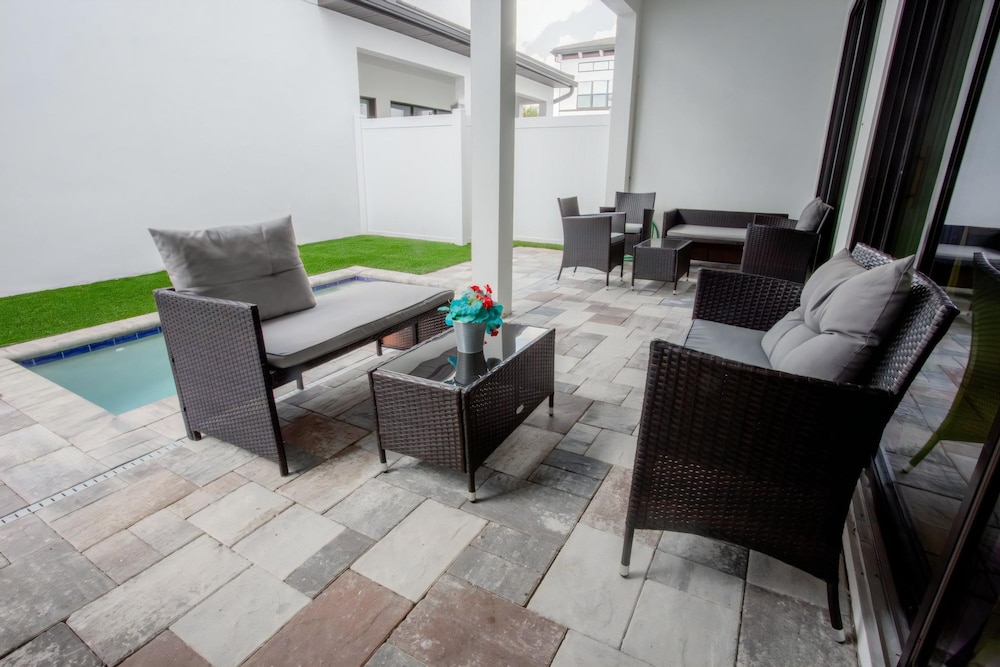 Townhome- 4Bd - Close To Parks Shops