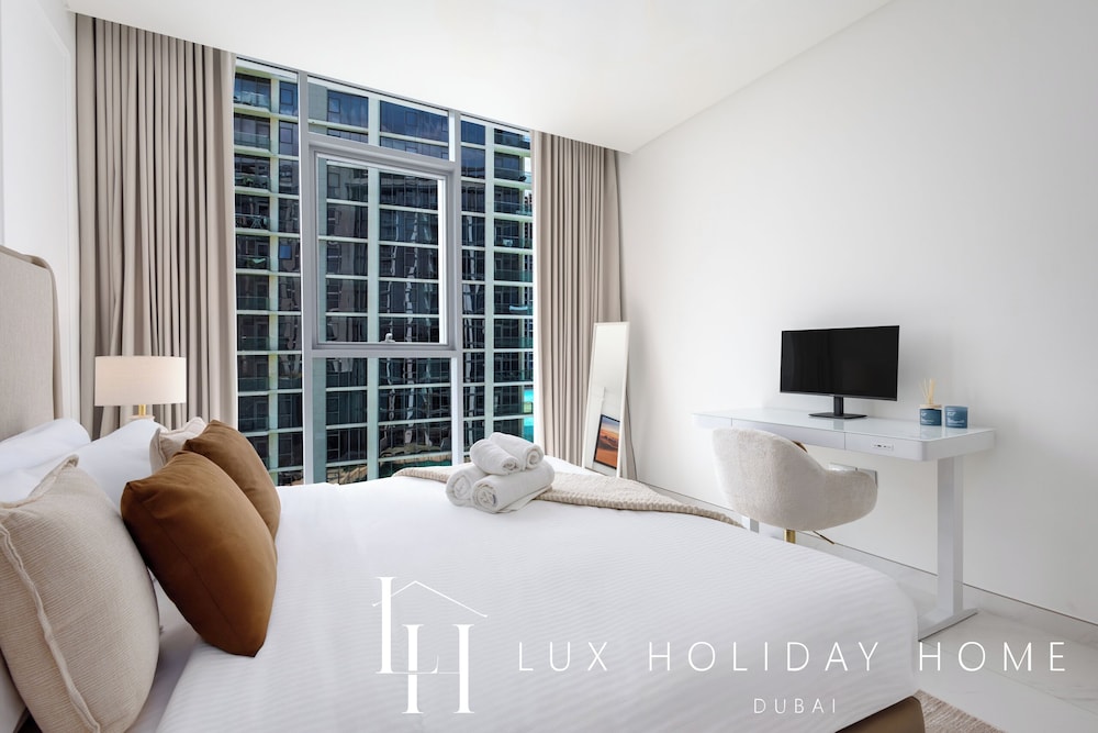 LUX | 2BR Lagoon View – District One, 10–15 min Burj Khalifa