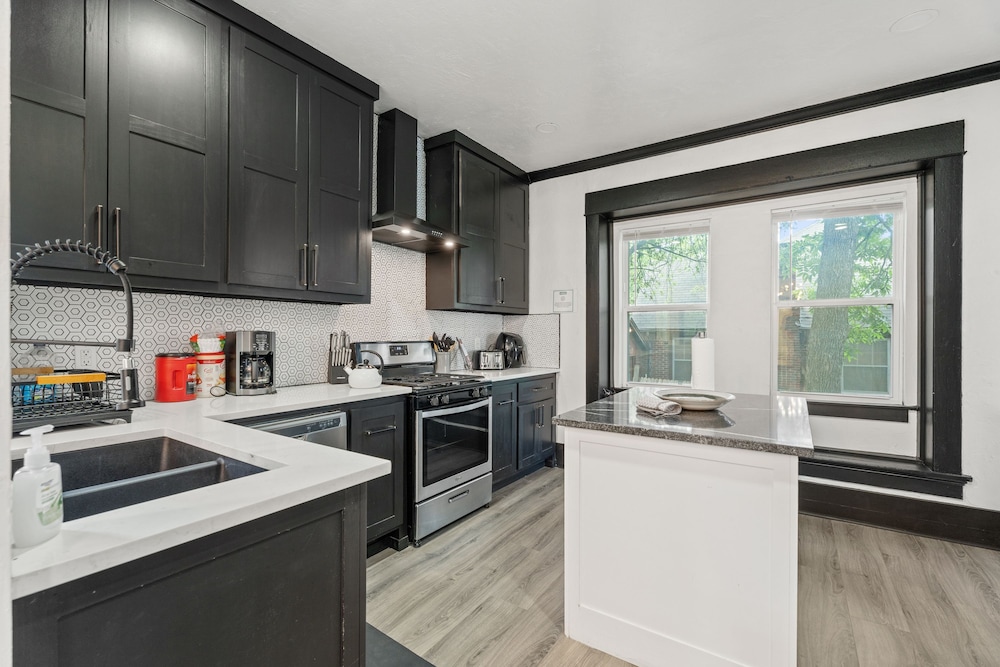 6BR Retreat Comfort Convenience Kitchen 16