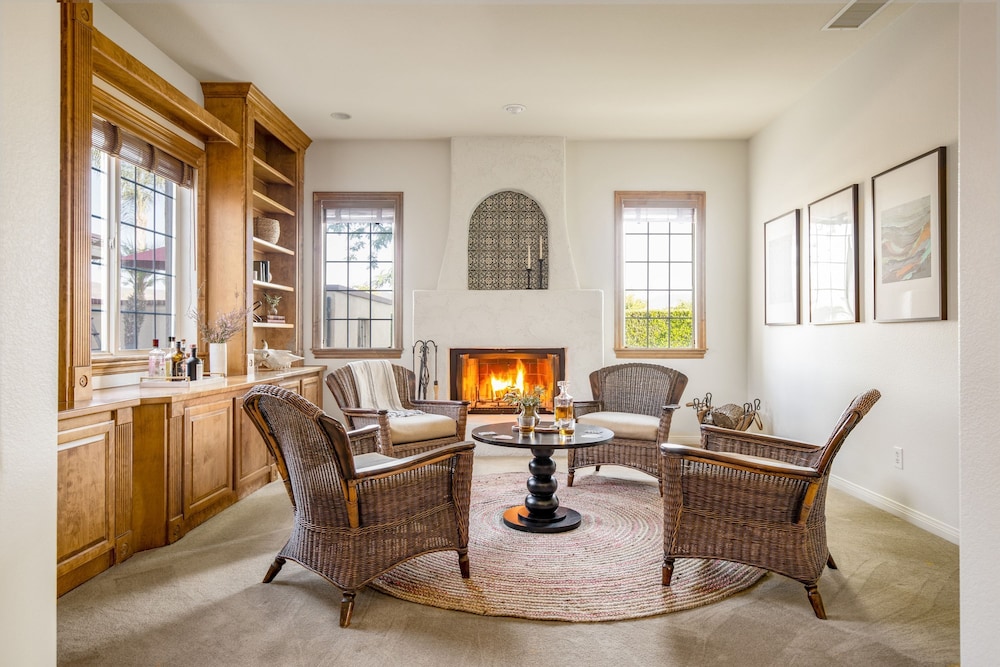 Villa Verdot by Avantstay Spectacular 6 BR Estate w Pool Hot Tub Tennis B-ball Courts