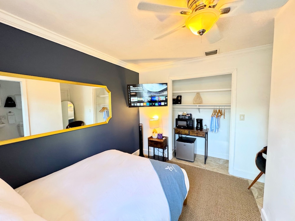 Islands Inn on the Drive - Inner Sanctum - Queen Bed - B0
