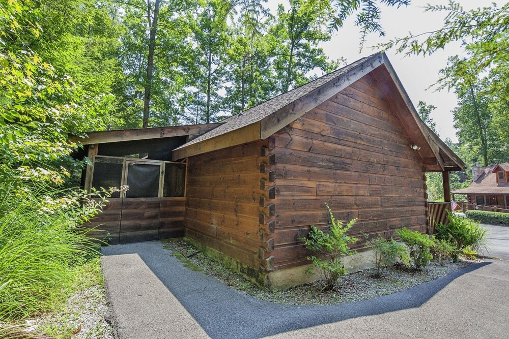 Er307- Eagle's View- Great Location- Close To Town 2 Bedroom Cabin by RedAwning view 2