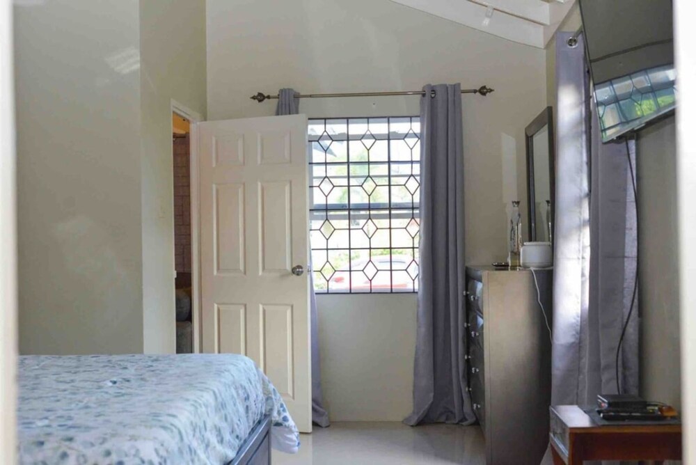3 King Beds Drax Hall Pool Gym Gated Full Air Con