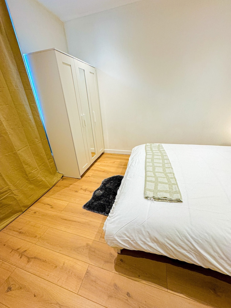 1BR Apt With Living Room Near CityArea