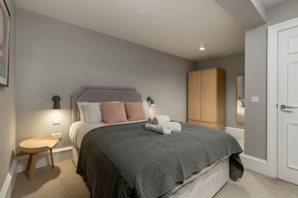 JOIVY Luxury Georgian City Centre Apartment (Sleeps 6) view 2