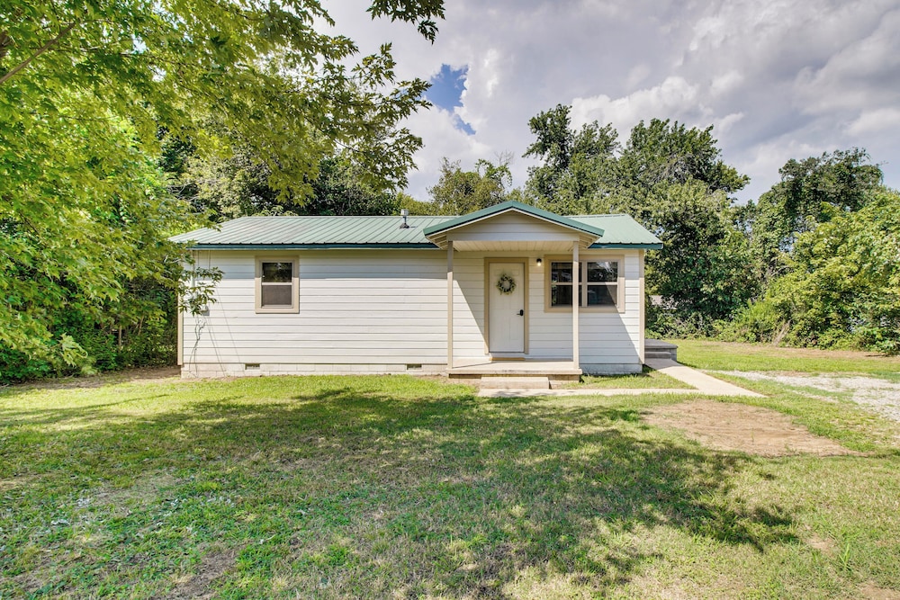 < 1 Mi to Cherokee Casino Sallisaw! Home Near I-40