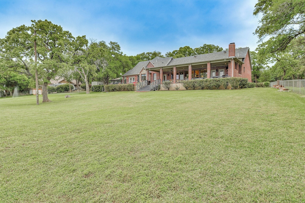 Dock & Game Room: Alvarado Lake Getaway! view 5