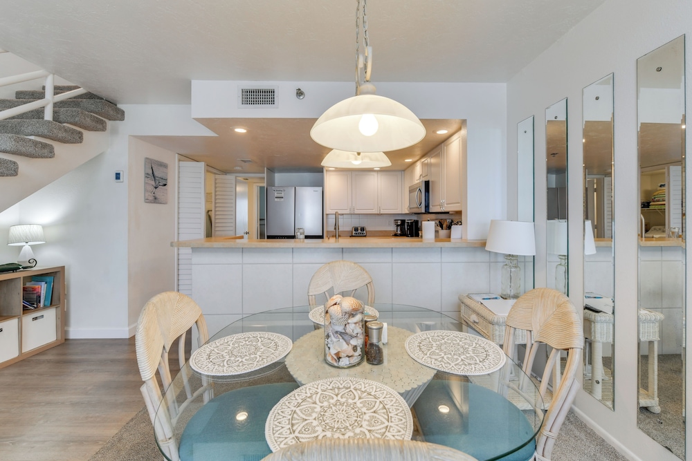 Beachfront Condo w/ Balcony on Manasota Key