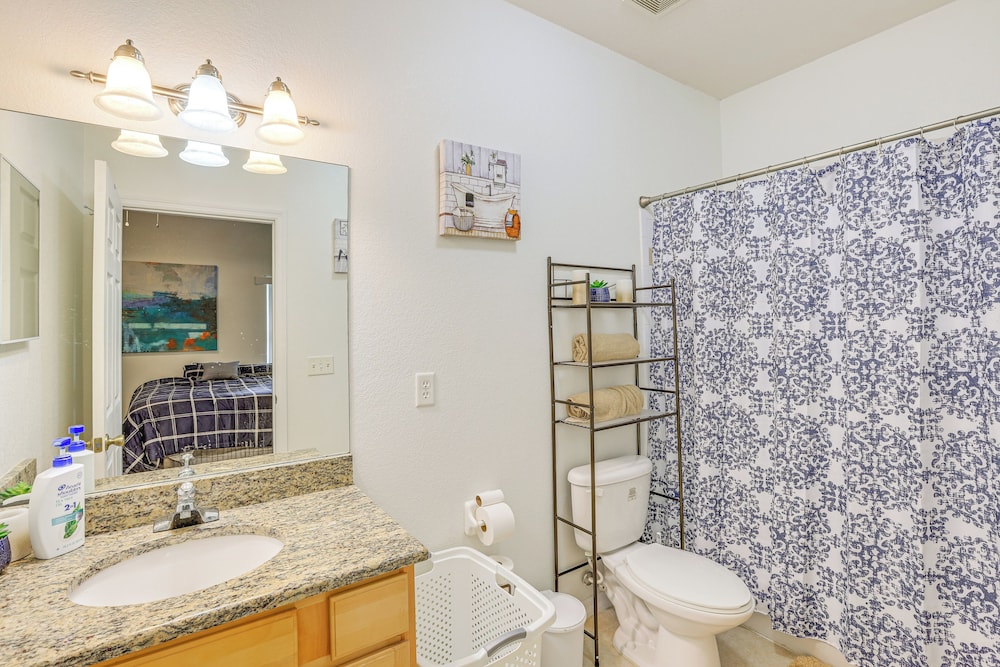 1 Mi to UF: Modern Townhome w/ Balcony