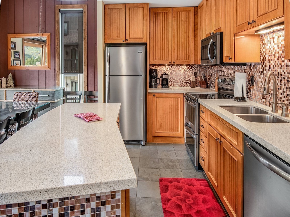 Vantage Point Condo 411 view 3